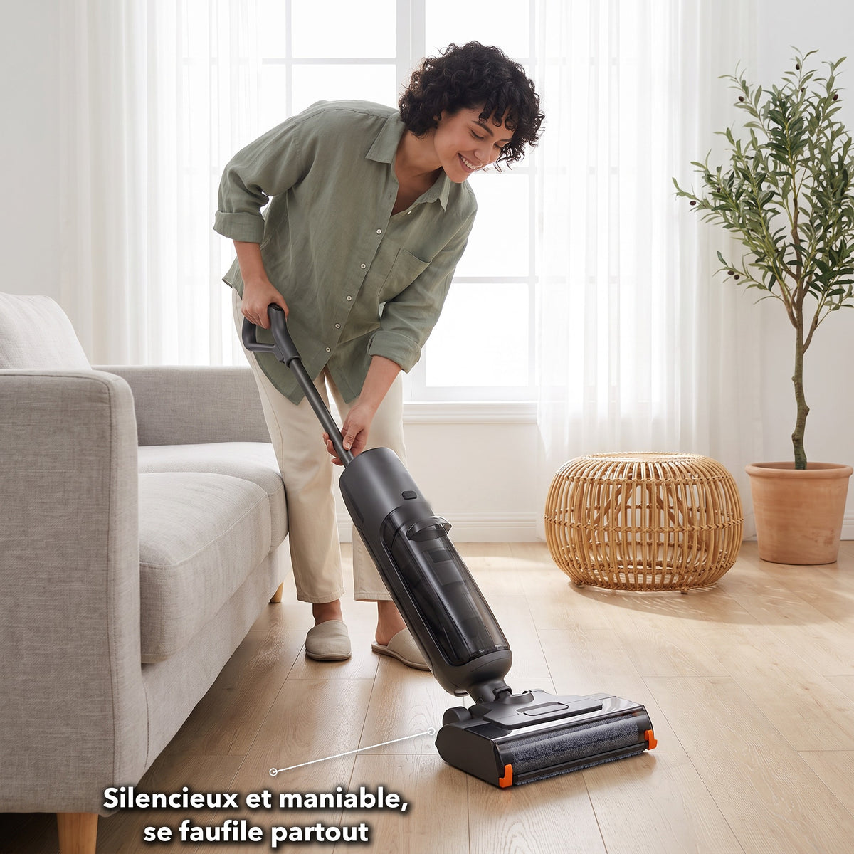 Aspirateur laveur sans fil LU LIFE, silencieux et maniable, utilisé dans un salon